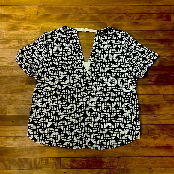 Beautiful Zara black & cream geometric top - Picture 2 of 4